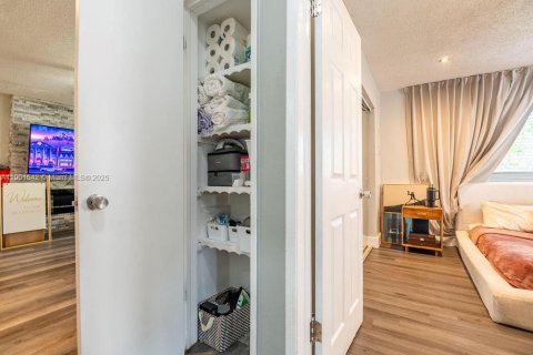 House in Lauderdale Lakes, Florida 3 bedrooms, 103.21 sq.m. № 1953207 - photo 22