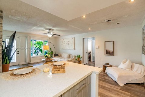 House in Lauderdale Lakes, Florida 3 bedrooms, 103.21 sq.m. № 1953207 - photo 7