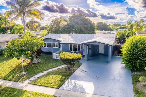 House in Lauderdale Lakes, Florida 3 bedrooms, 103.21 sq.m. № 1953207 - photo 1