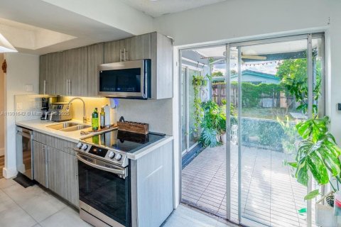 House in Lauderdale Lakes, Florida 3 bedrooms, 103.21 sq.m. № 1953207 - photo 23