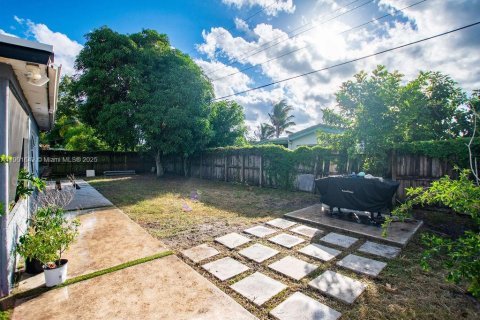 House in Lauderdale Lakes, Florida 3 bedrooms, 103.21 sq.m. № 1953207 - photo 24