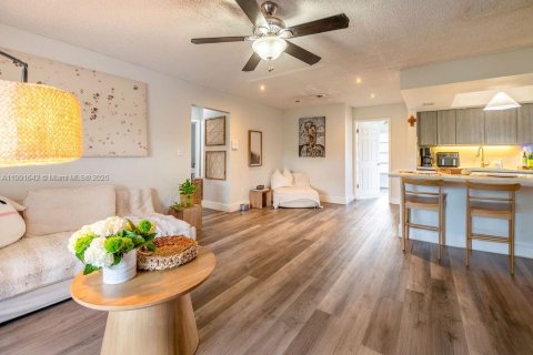 House in Lauderdale Lakes, Florida 3 bedrooms, 103.21 sq.m. № 1953207 - photo 4