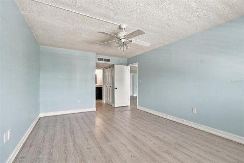Condo in Dunedin, Florida, 2 bedrooms № 2380557 - photo 13