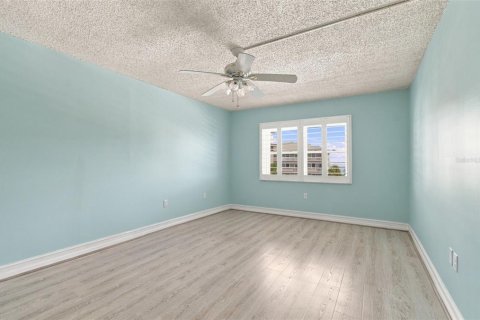 Condo in Dunedin, Florida, 2 bedrooms № 2380557 - photo 12