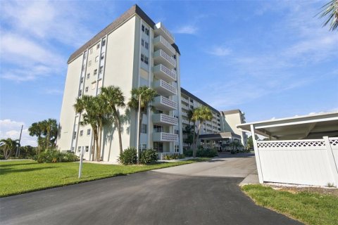 Condo in Dunedin, Florida, 2 bedrooms № 2380557 - photo 30