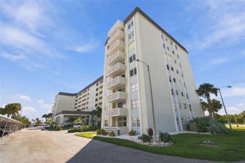Condo in Dunedin, Florida, 2 bedrooms № 2380557 - photo 27