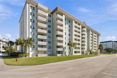 Condo in Dunedin, Florida, 2 bedrooms № 2380557 - photo 26