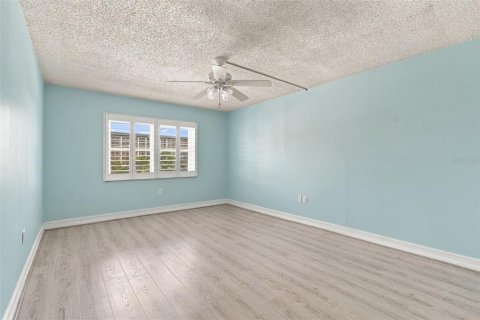Condo in Dunedin, Florida, 2 bedrooms № 2380557 - photo 11