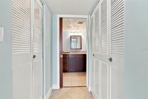 Condo in Dunedin, Florida, 2 bedrooms № 2380557 - photo 14
