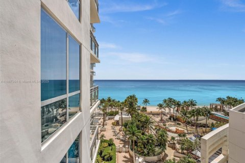 Condo in Hollywood, Florida, 3 bedrooms  № 1933030 - photo 16