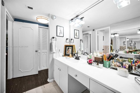Condo in Bay Harbor Islands, Florida, 2 bedrooms  № 1818416 - photo 25