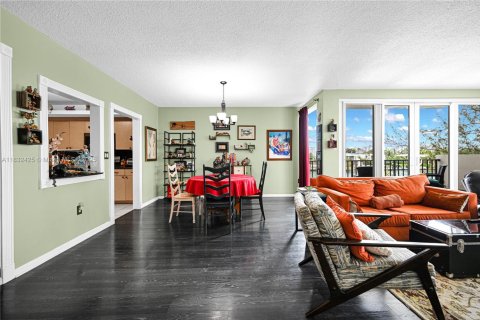 Condo in Bay Harbor Islands, Florida, 2 bedrooms  № 1818416 - photo 9