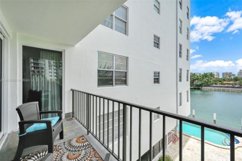 Condo in Bay Harbor Islands, Florida, 2 bedrooms  № 1818416 - photo 17