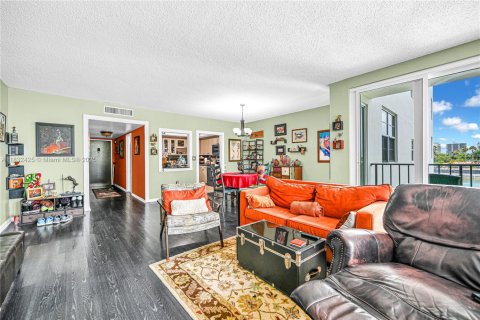 Condo in Bay Harbor Islands, Florida, 2 bedrooms  № 1818416 - photo 12