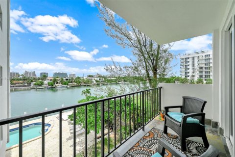 Condo in Bay Harbor Islands, Florida, 2 bedrooms  № 1818416 - photo 18