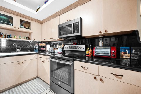 Condo in Bay Harbor Islands, Florida, 2 bedrooms  № 1818416 - photo 5