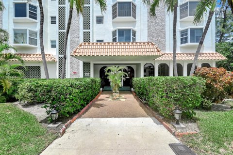 Condo in Bay Harbor Islands, Florida, 2 bedrooms  № 1818416 - photo 1