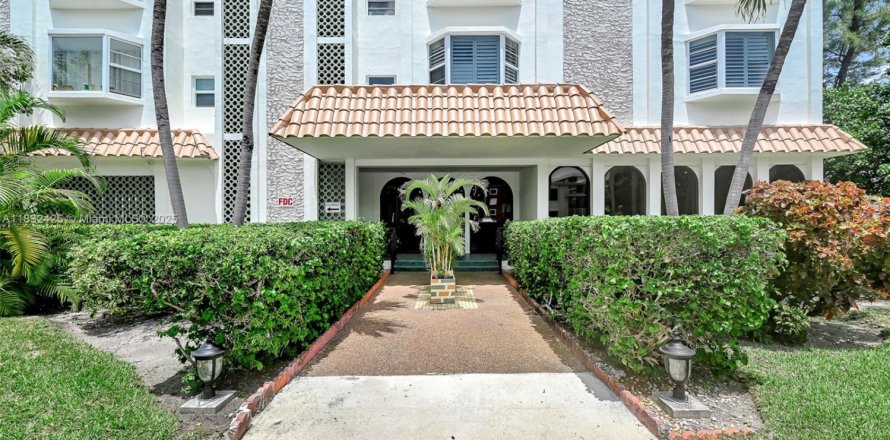 Condo in Bay Harbor Islands, Florida, 2 bedrooms  № 1818416