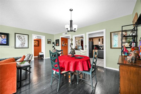 Condo in Bay Harbor Islands, Florida, 2 bedrooms  № 1818416 - photo 11