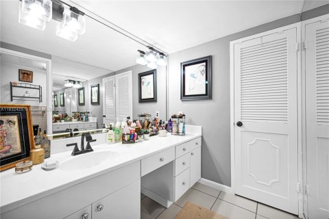 Condo in Bay Harbor Islands, Florida, 2 bedrooms  № 1818416 - photo 24