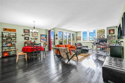 Condo in Bay Harbor Islands, Florida, 2 bedrooms  № 1818416 - photo 10