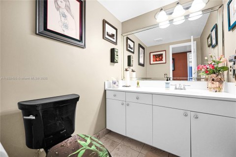 Condo in Bay Harbor Islands, Florida, 2 bedrooms  № 1818416 - photo 27