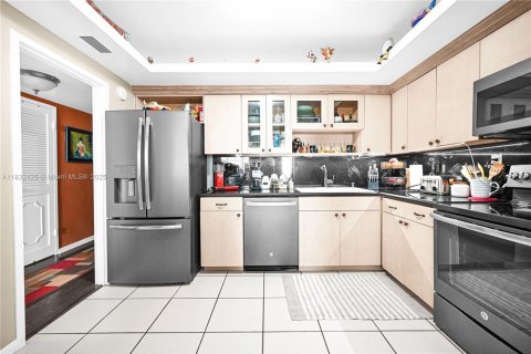 Condo in Bay Harbor Islands, Florida, 2 bedrooms  № 1818416 - photo 4