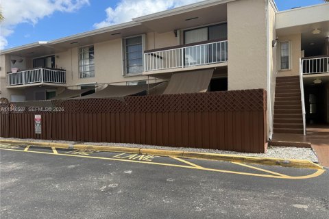 Condo in Miami, Florida, 1 bedroom  № 1997818 - photo 2