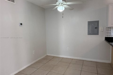 Condo in Miami, Florida, 1 bedroom  № 1997818 - photo 5