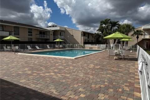 Condo in Miami, Florida, 1 bedroom  № 1997818 - photo 13