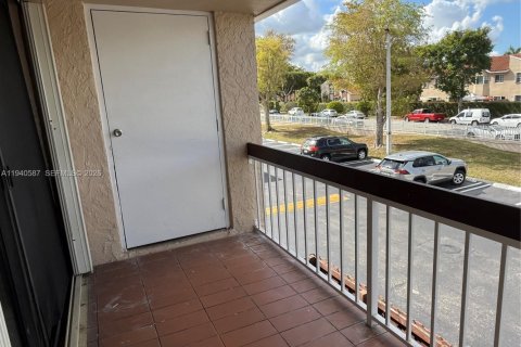 Condo in Miami, Florida, 1 bedroom  № 1997818 - photo 11