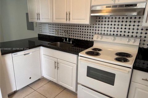 Condo in Miami, Florida, 1 bedroom  № 1997818 - photo 6