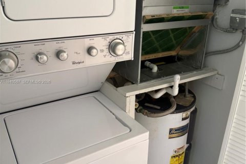 Condo in Miami, Florida, 1 bedroom  № 1997818 - photo 10