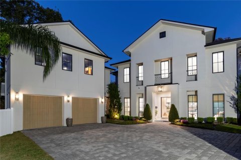House in Winter Park, Florida 5 bedrooms, 623.19 sq.m. № 1917850 - photo 1