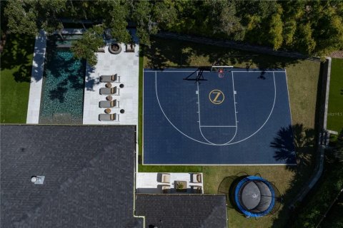 House in Winter Park, Florida 5 bedrooms, 623.19 sq.m. № 1917850 - photo 14