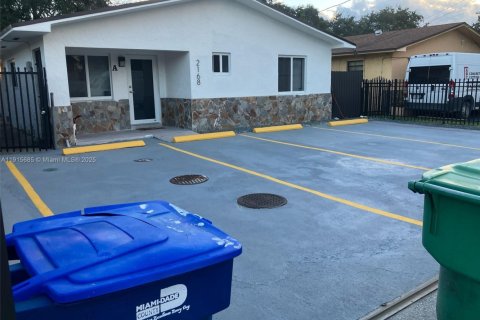 Villa ou maison à louer à Miami, Floride: 2 chambres, 204.57 m2 № 1971440 - photo 1
