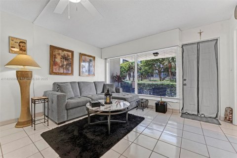 Condo in Hillsboro Beach, Florida, 2 bedrooms  № 1814228 - photo 23