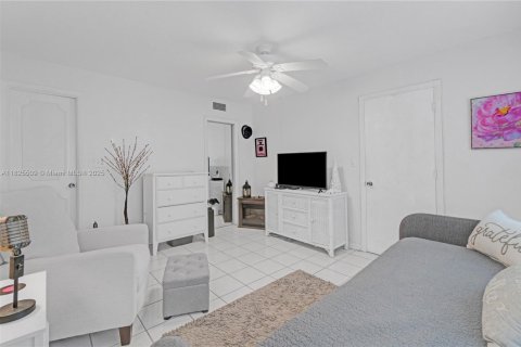 Condo in Hillsboro Beach, Florida, 2 bedrooms  № 1814228 - photo 29