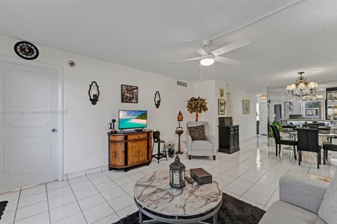 Condo in Hillsboro Beach, Florida, 2 bedrooms  № 1814228 - photo 26