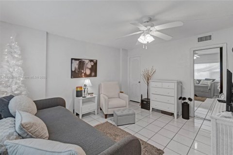 Condo in Hillsboro Beach, Florida, 2 bedrooms  № 1814228 - photo 27