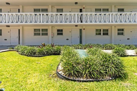 Condo in Hillsboro Beach, Florida, 2 bedrooms  № 1814228 - photo 11