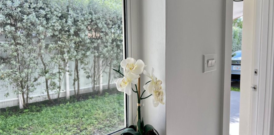 Кондоминиум с 2 спальнями в Майами, Флорида № 1950124