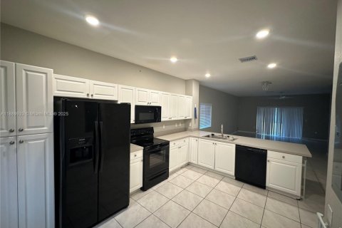 Купить таунхаус в Майами-Гарденс, Флорида 3 спальни, 133.97м2, № 2015392 - фото 3