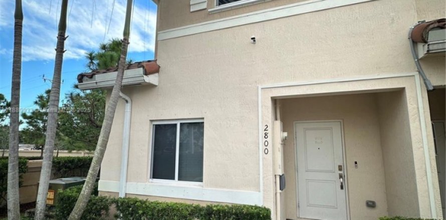 Таунхаус в Майами-Гарденс, Флорида 3 спальни, 133.97м2 № 2015392