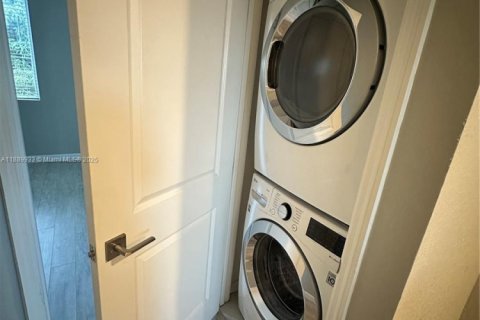 Купить таунхаус в Майами-Гарденс, Флорида 3 спальни, 133.97м2, № 2015392 - фото 13