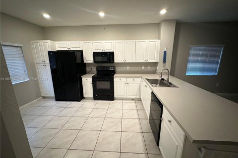 Купить таунхаус в Майами-Гарденс, Флорида 3 спальни, 133.97м2, № 2015392 - фото 2