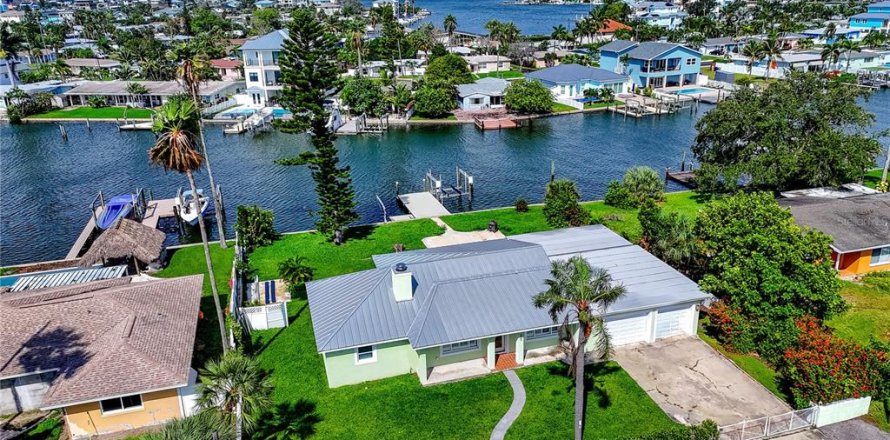 Villa ou maison à Madeira Beach, Floride 2 chambres, 253.44 m2 № 2415585