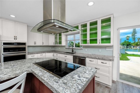Villa ou maison à vendre à Madeira Beach, Floride: 2 chambres, 253.44 m2 № 2415585 - photo 9