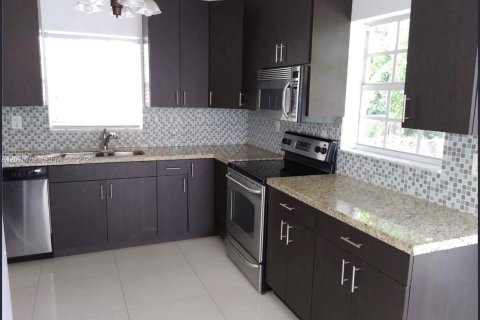Купить виллу или дом в Корал-Гейблс, Флорида 3 спальни, 124.77м2, № 2085369 - фото 4