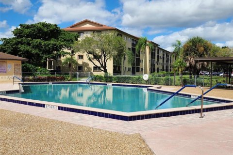 Купить кондоминиум в Пемброк-Пайнс, Флорида 2 спальни, 126.72м2, № 2012338 - фото 19